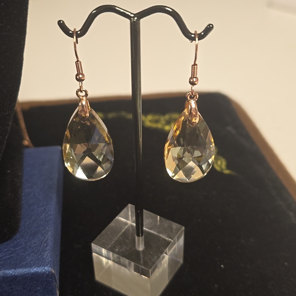๐๏ธ Simulated Champagne Sapphire & White Austrian Crystal Earrings & Necklace - Picture 12 of 15